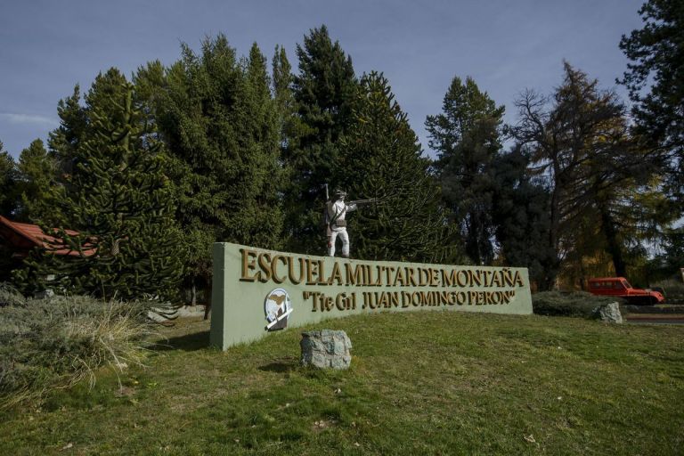 Señalizan una cancha de la Escuela Militar de Montaña como ex centro