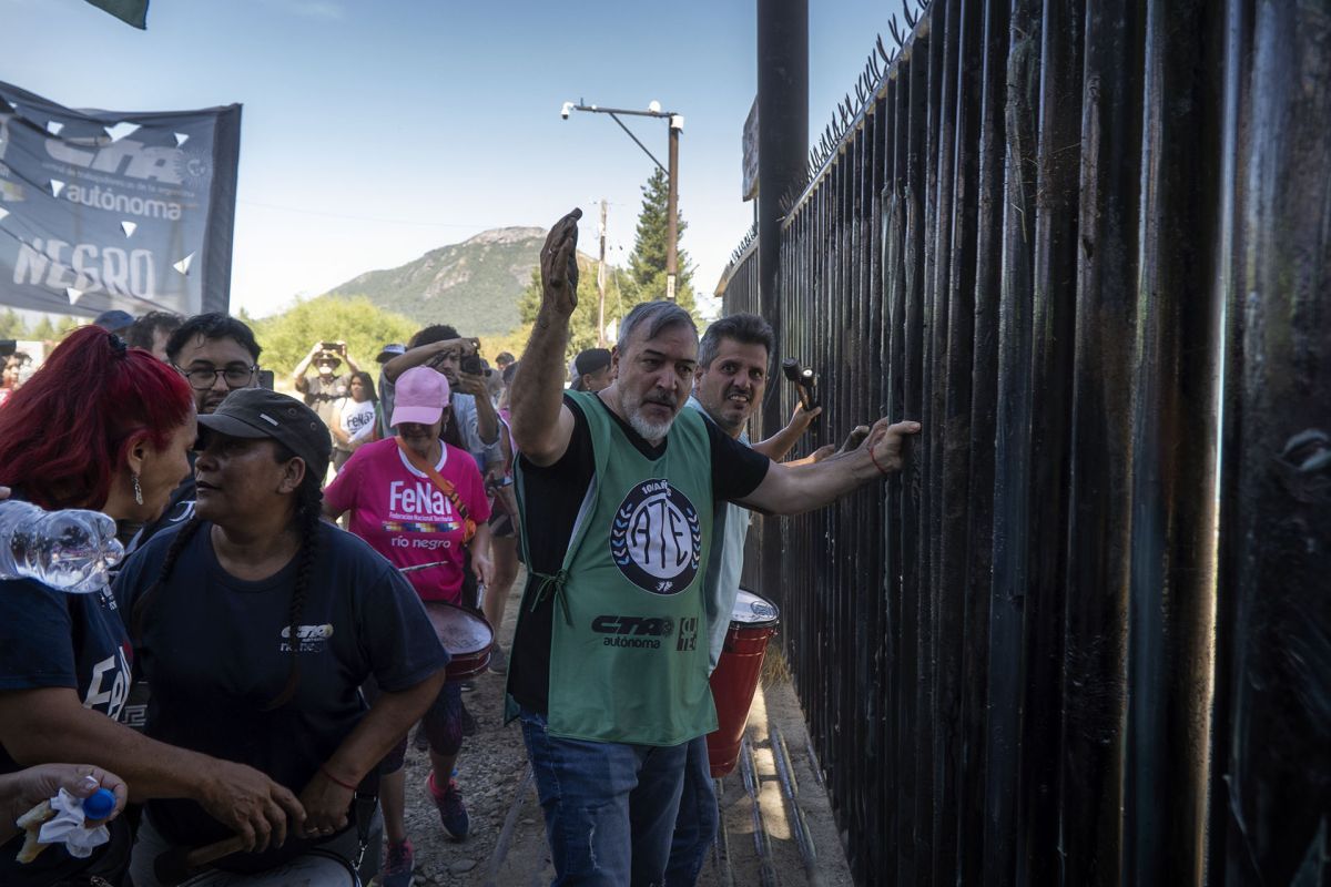 Los Gremios Marcharon Para Exigir El Acceso Libre A Lago Escondido