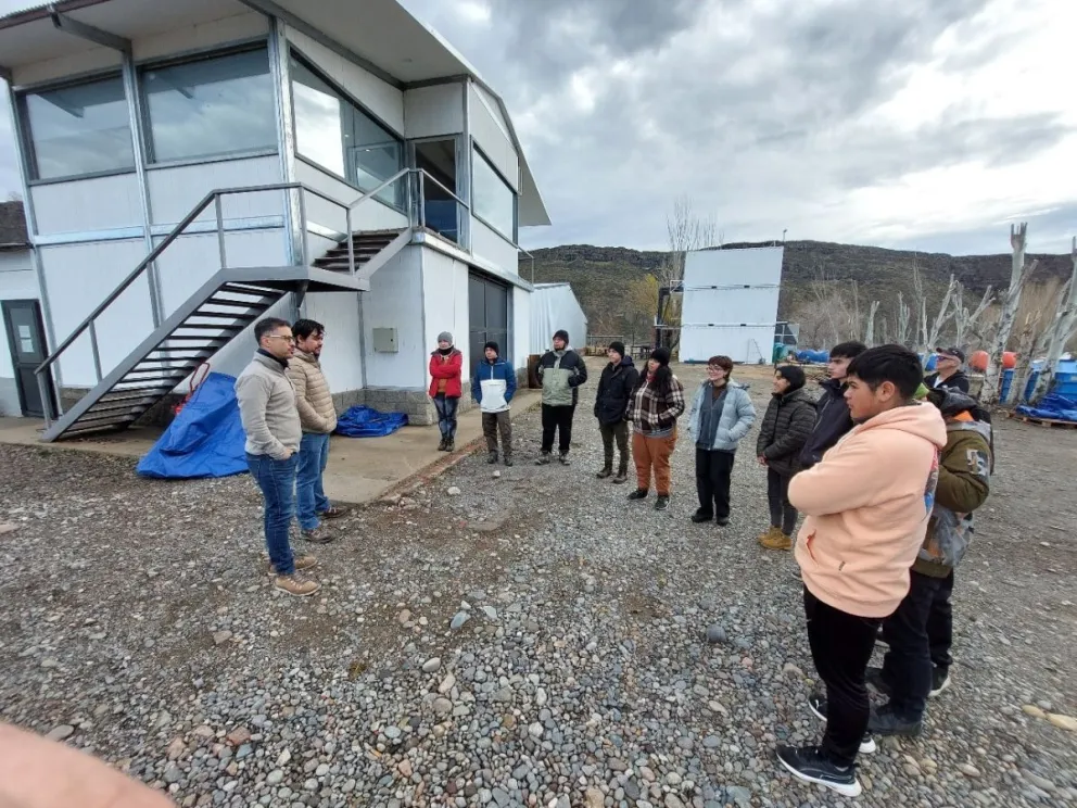 Estudiantes de Acuicultura visitaron empresas en la represa de Piedra del Águila