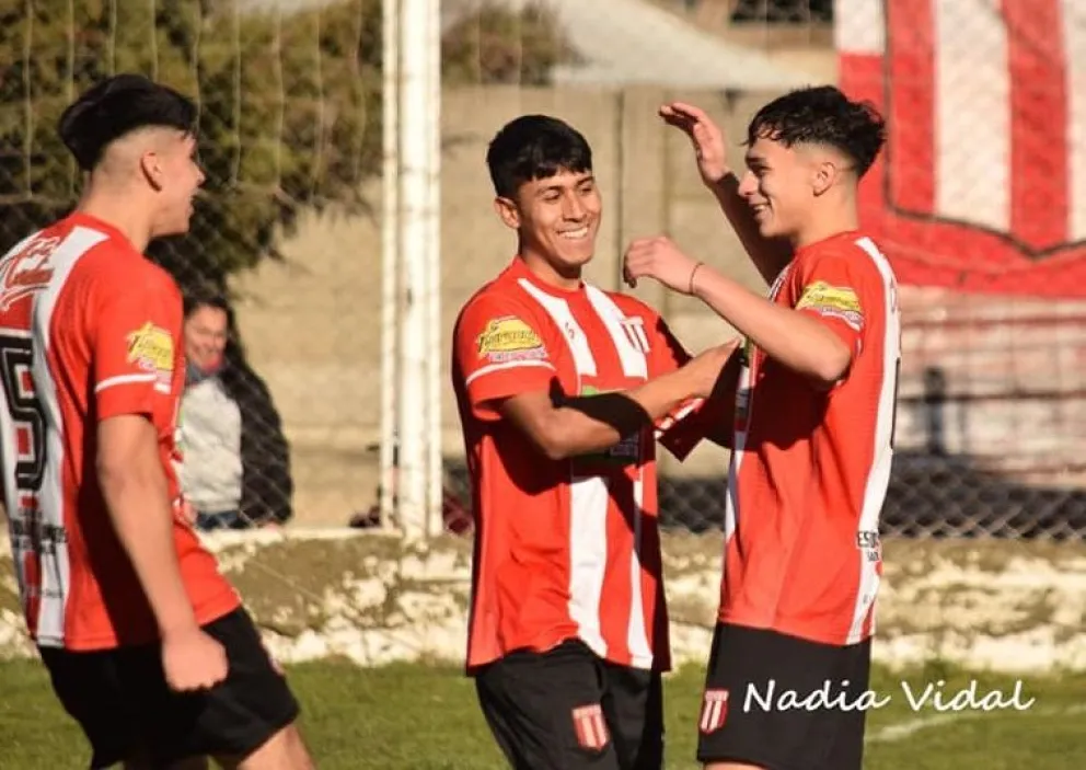 Estudiantes Unidos goleó y quedó arriba en soledad