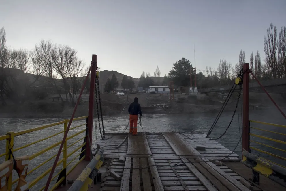 La balsa permite a vecinos y visitantes, cruzar con vehículos hasta el paraje. Foto: archivo Marcelo Martínez.  