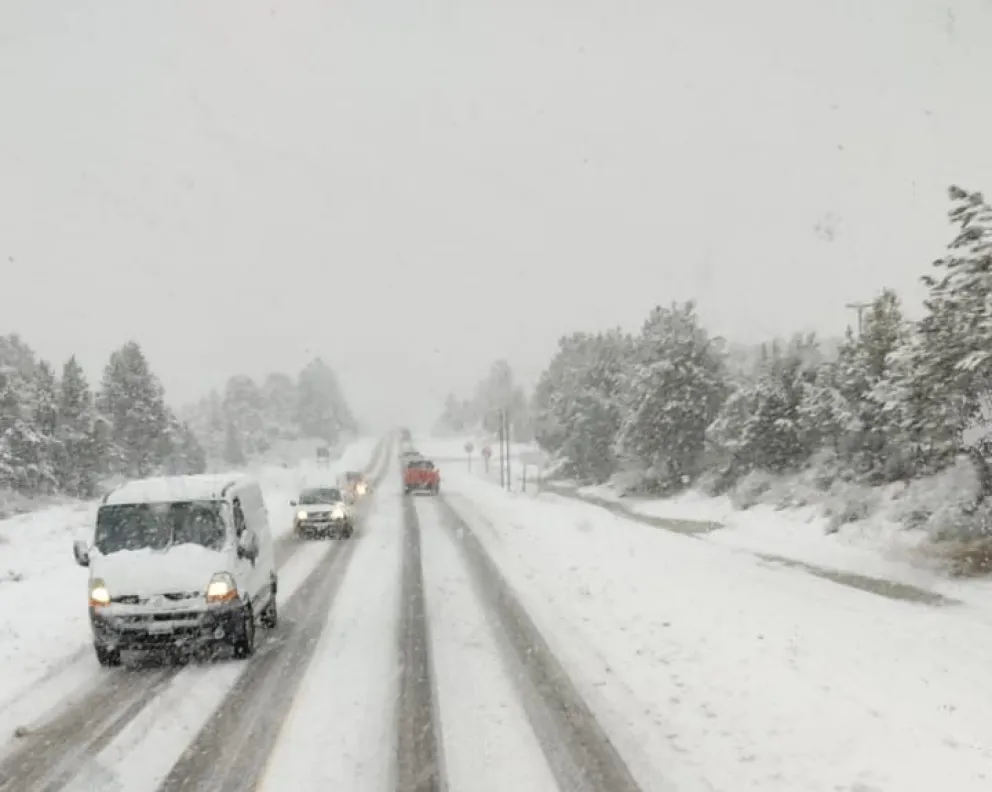 Nieva intensamente en la ruta 40 y piden extremar precauciones