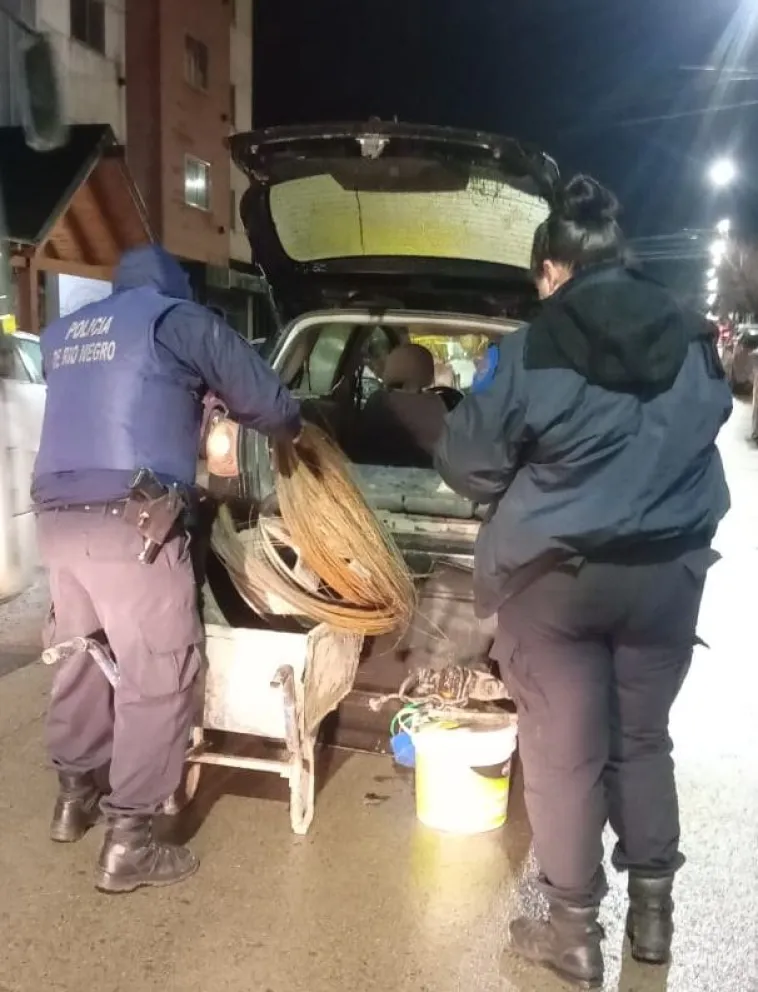 Dos sujetos fueron sorprendidos mientras robaban herramientas de una obra