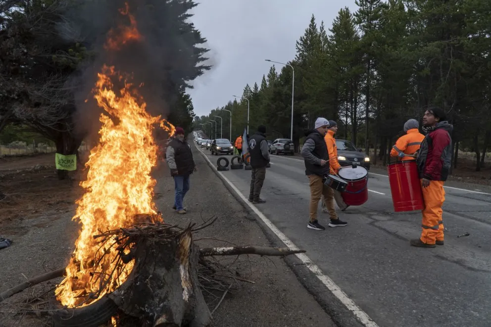 Trabajadores de Decavial cortaron la ruta de acceso al aeropuerto