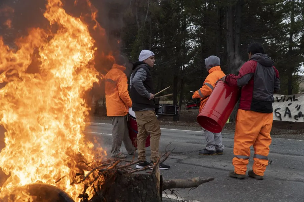 Los trabajadores viales esperarán el pago de sus salarios en la ruta