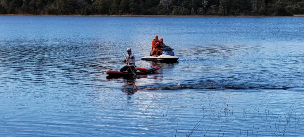 Cruzó el Canal de la Mancha y nadó una milla en el lago Morenito