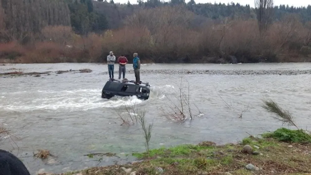 Intentaron vadear el río Quemquemtreu y fueron arrastrados por la correntada