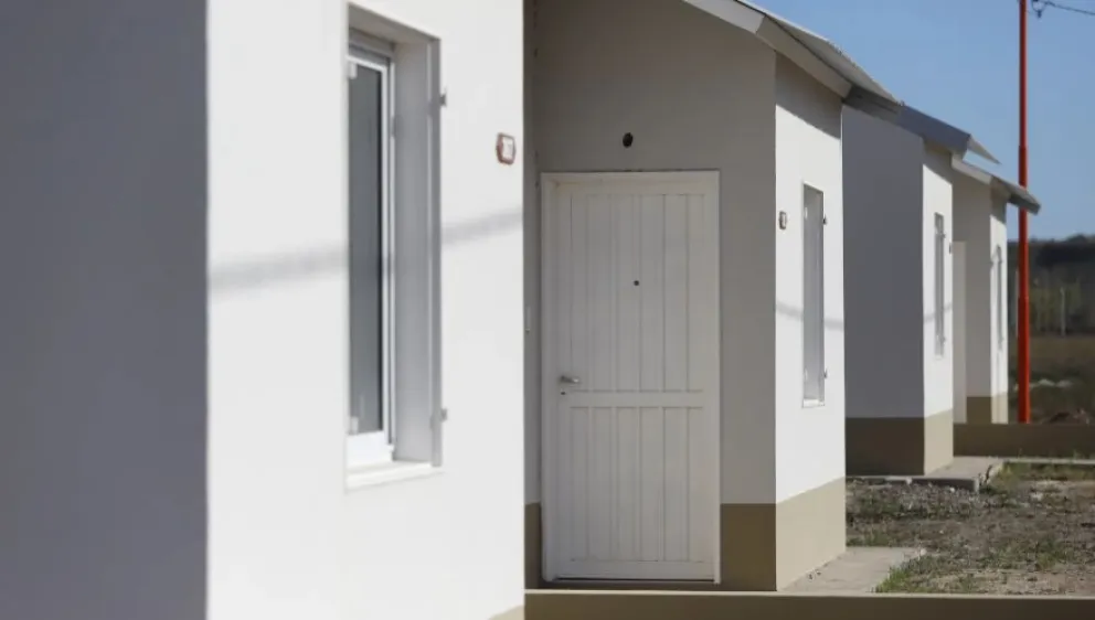 "Hasta tanto no se construyan 5.000 viviendas permanentes hay que declarar la urgencia habitacional"