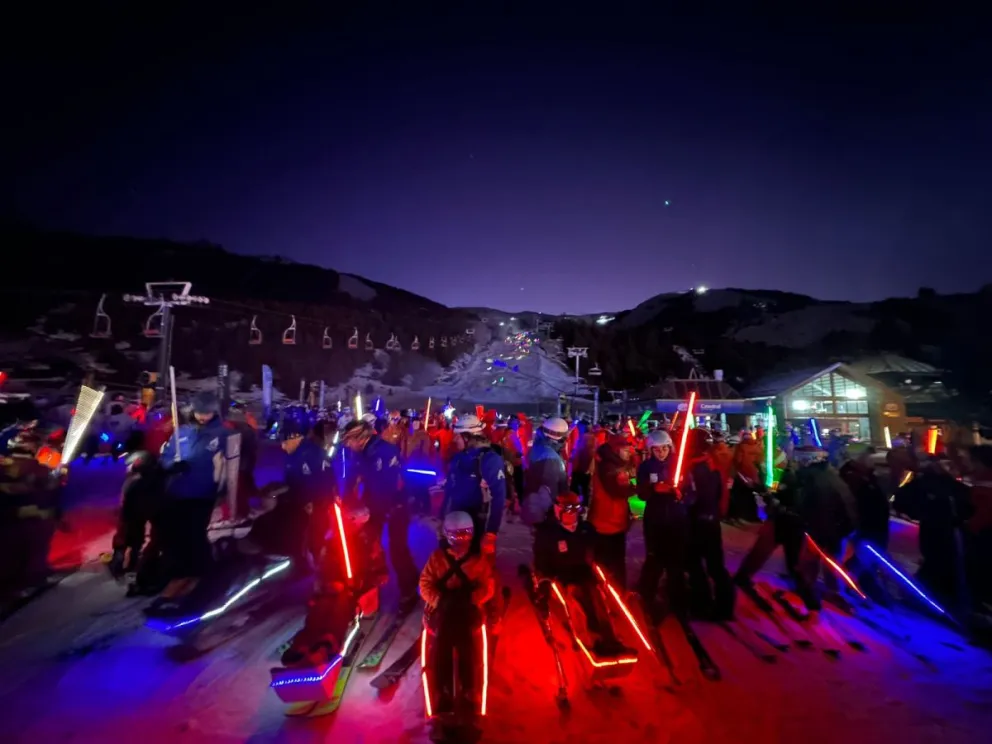 La bajada de luces dio inicio a la Fiesta Nacional de la Nieve