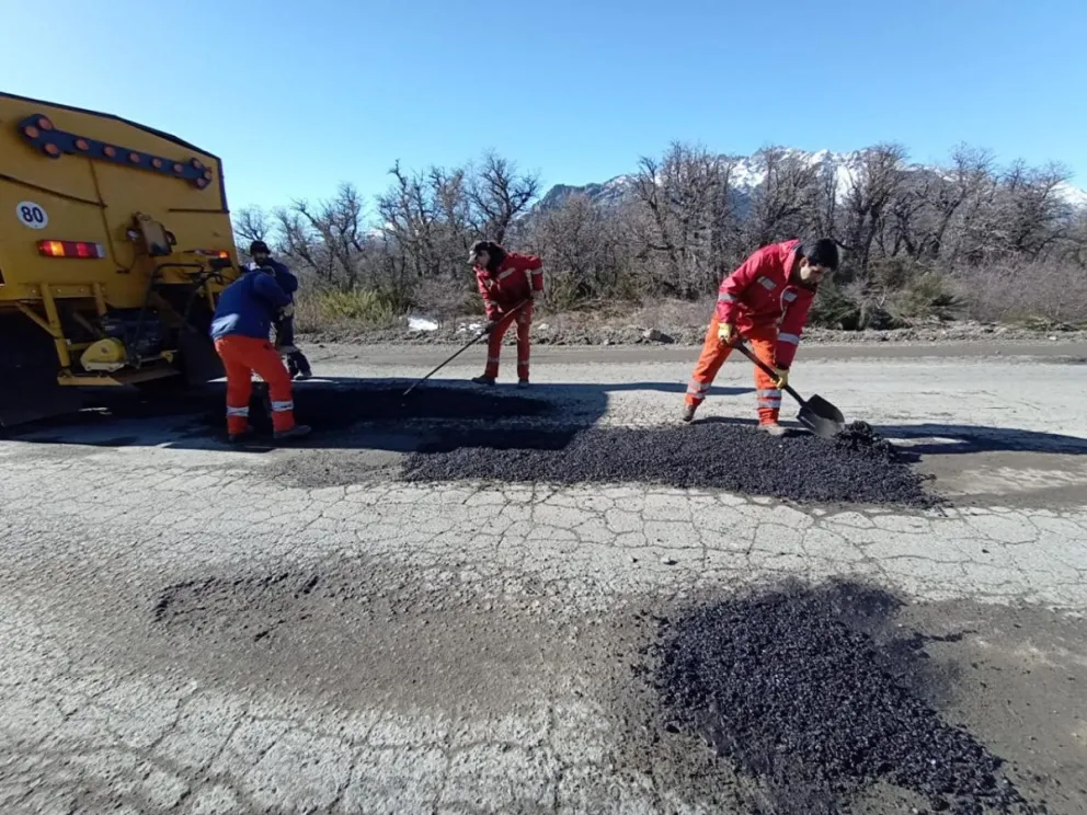 Realizan tareas de bacheo entre Bariloche y El Bolsón 