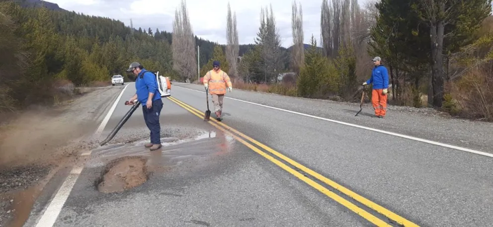 Continúan las tareas de bacheo en la ruta camino a El Bolsón