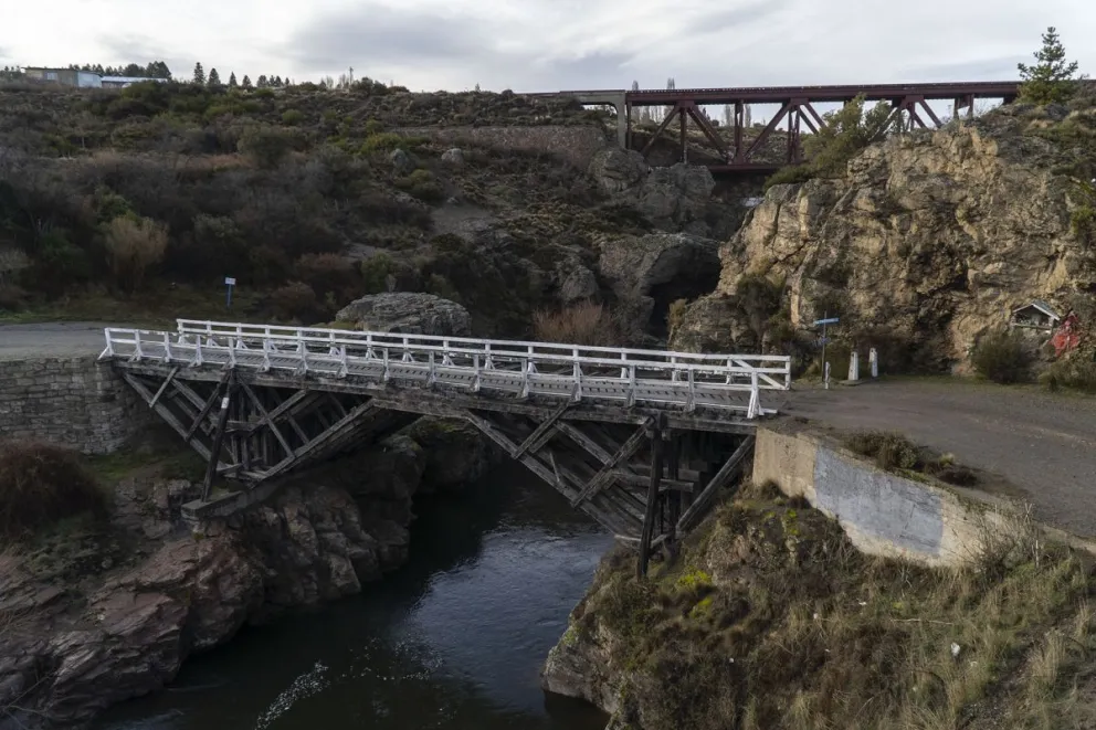 Hace más de 20 días que el puente Ñirihuau se encuentra cerrado. Foto: Marcelo Martínez.