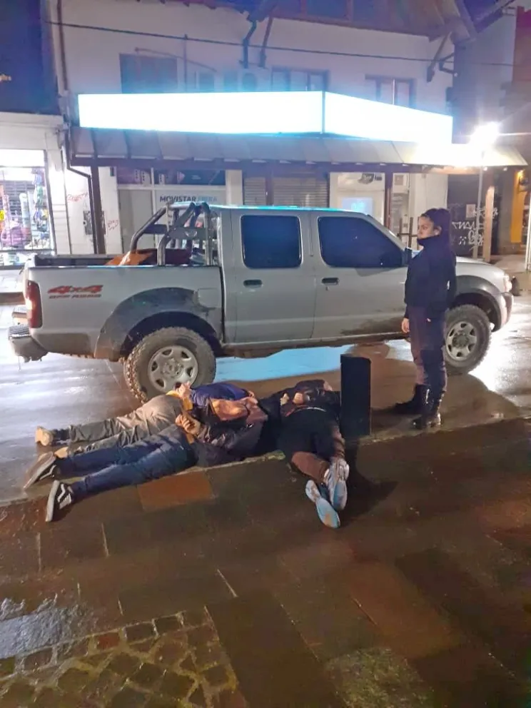 Detuvieron a tres hombres que huían con dos cubiertas robadas