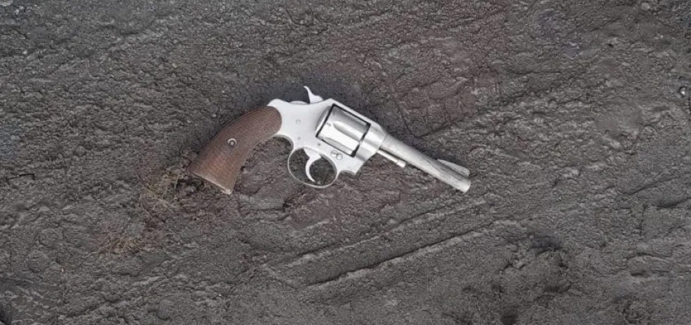 Dos adolescentes efectuaron disparos con un arma de fuego cerca de un colegio