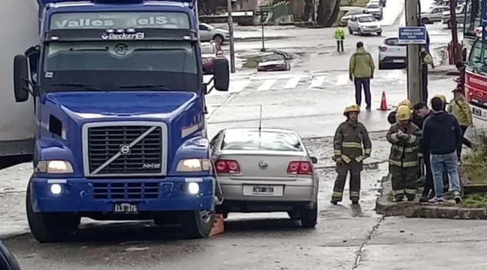 Un camión de carga pesada chocó sobre un vehículo en calle Sáenz Peña