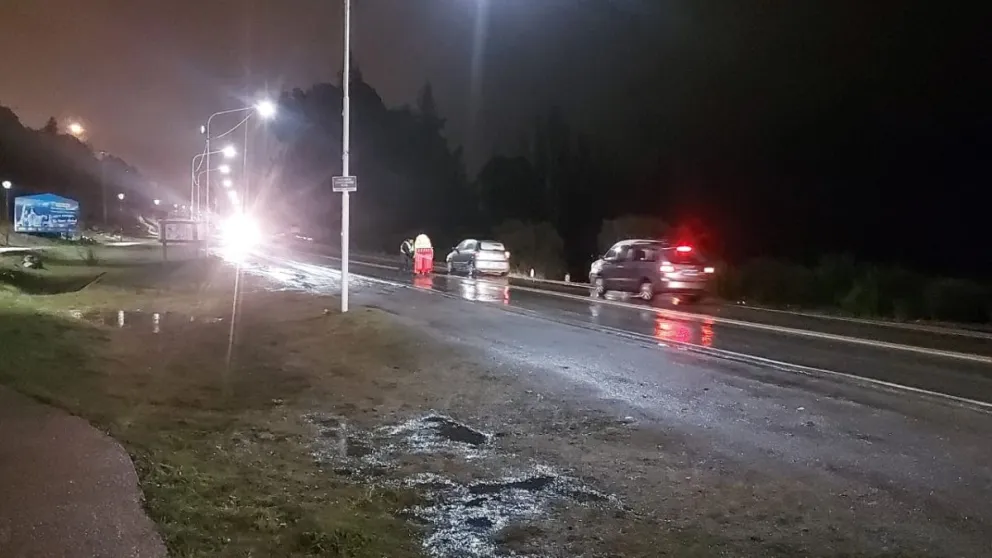 Reventaron una cubierta tras pasar por un pozo en avenida 12 de Octubre