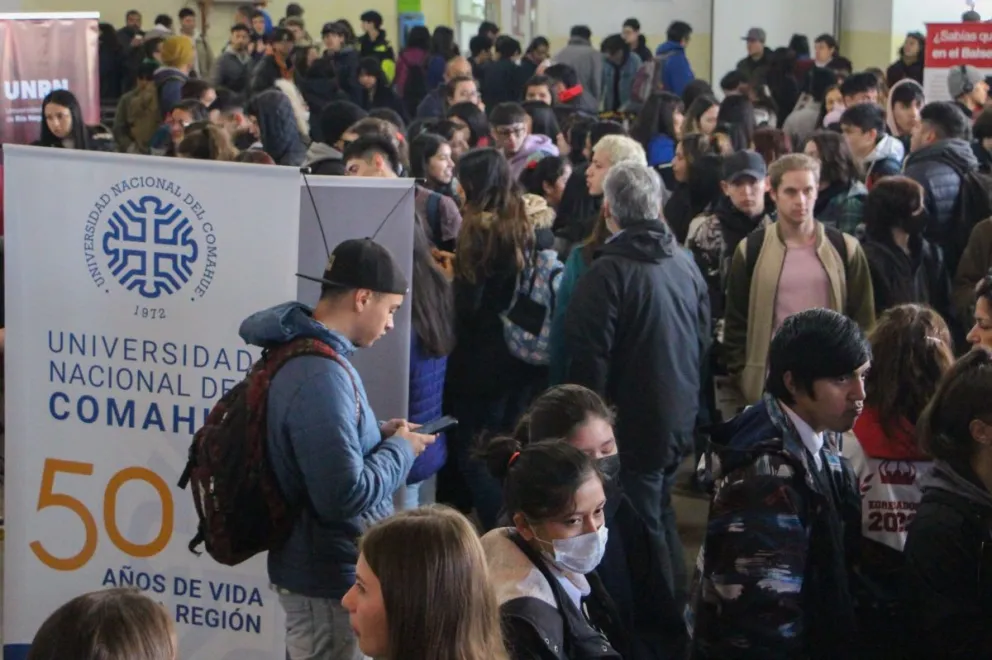 Las personas interesadas en estudiar todavía tienen tiempo de preinscribirse a las carreras que hay en Bariloche. Foto: ilustrativa Marcelo Martínez.