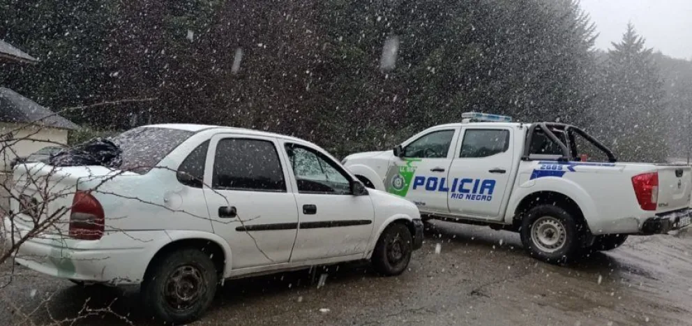 Robaron elementos de un auto, fueron perseguidos y terminaron detenidos