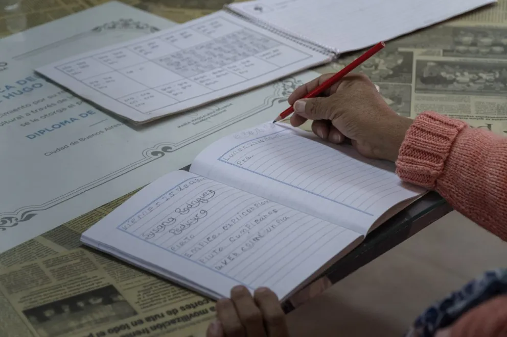 El programa que enseña a leer y a escribir a adultos, busca voluntarios