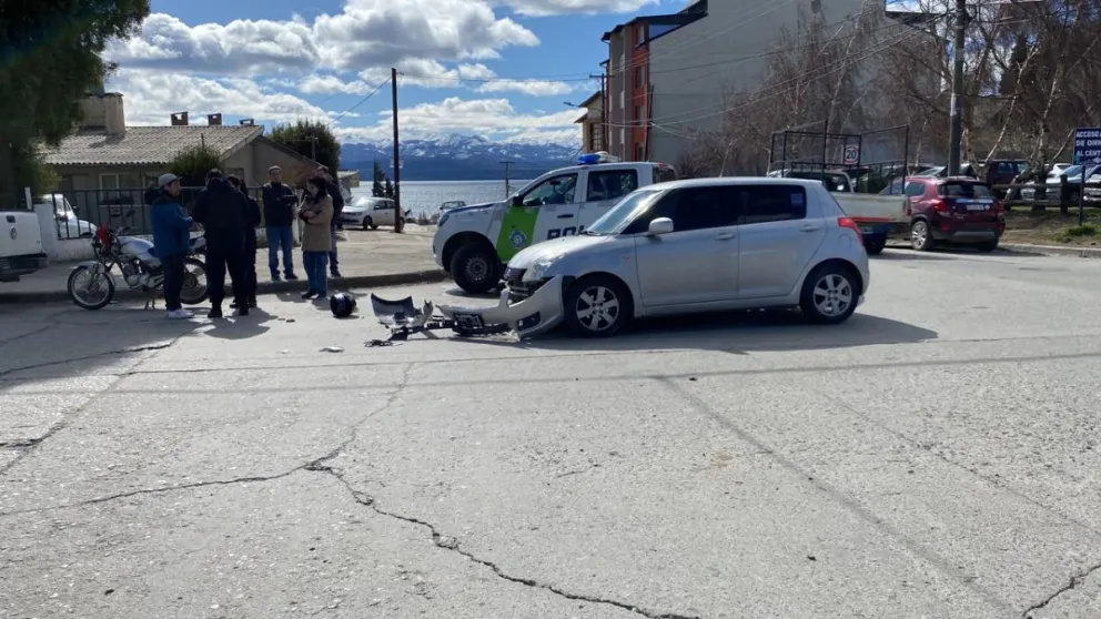 Tras un choque, una moto quedó atrapada bajo un auto en calle Mitre