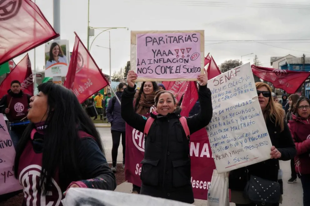 Bono sin restricciones y aumento de $90,000 para trabajadores estatales