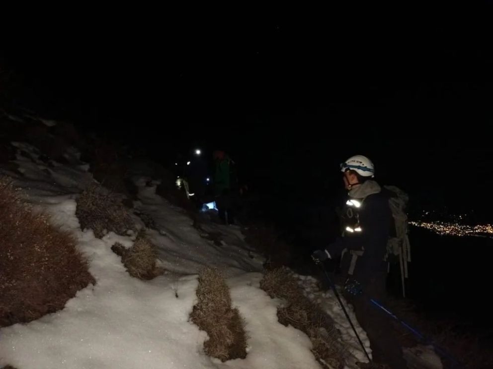 Luego de 8 horas de búsqueda, rescataron a turistas perdidos en la montaña
