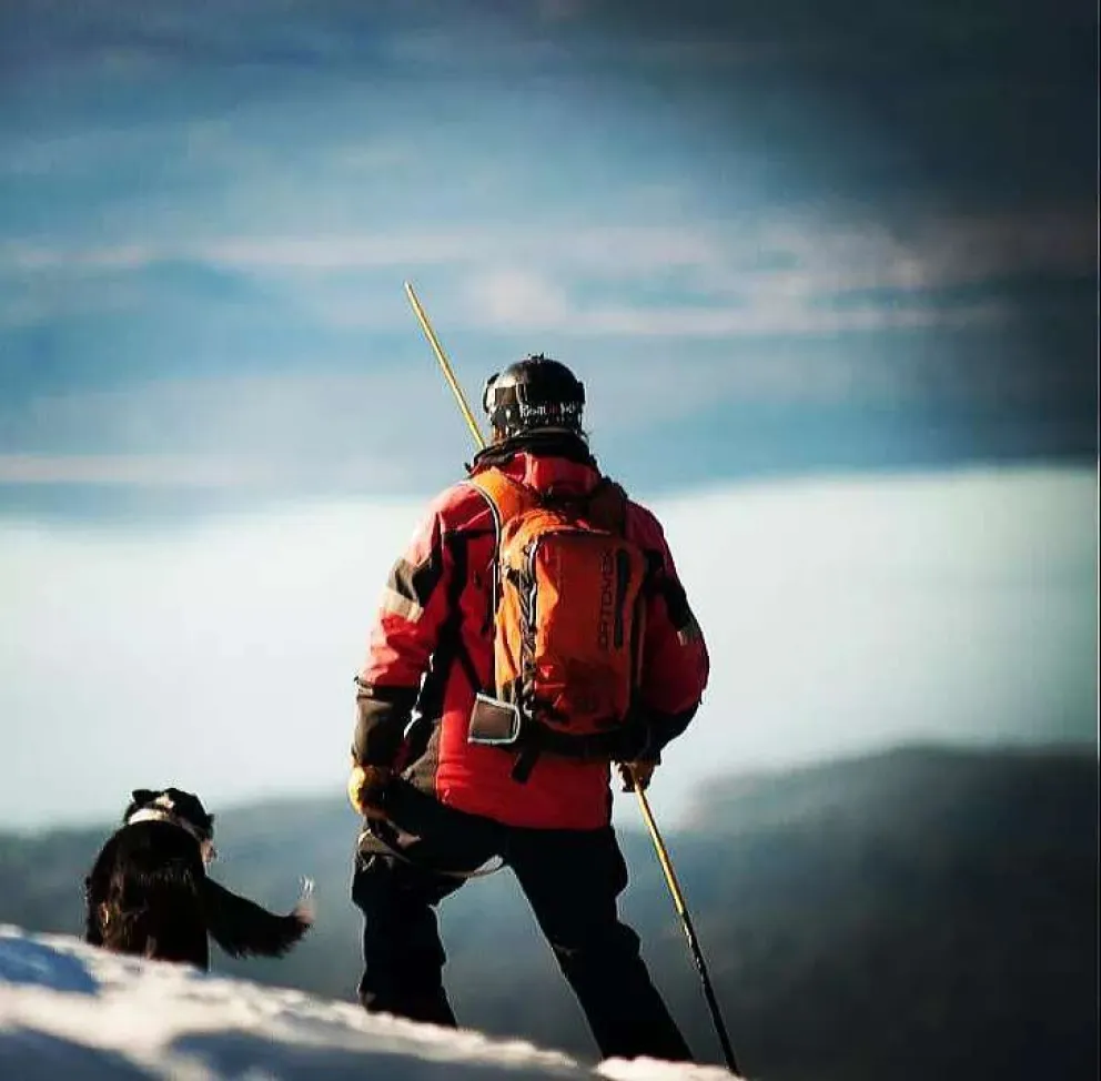 India y Gonzalo, la dupla preparada para buscar personas en la montaña