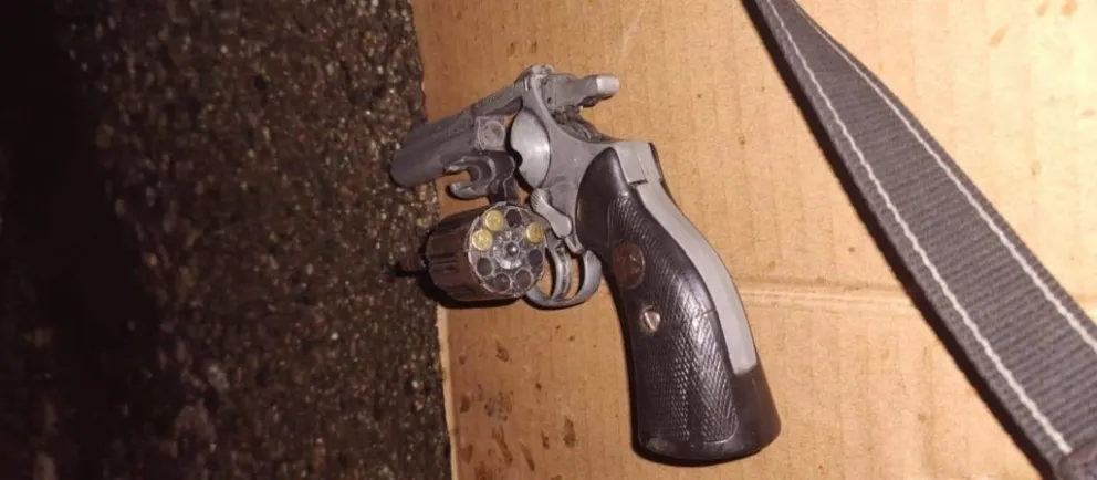 Fueron detenidos luego de amenazar a una mujer con un arma de fuego