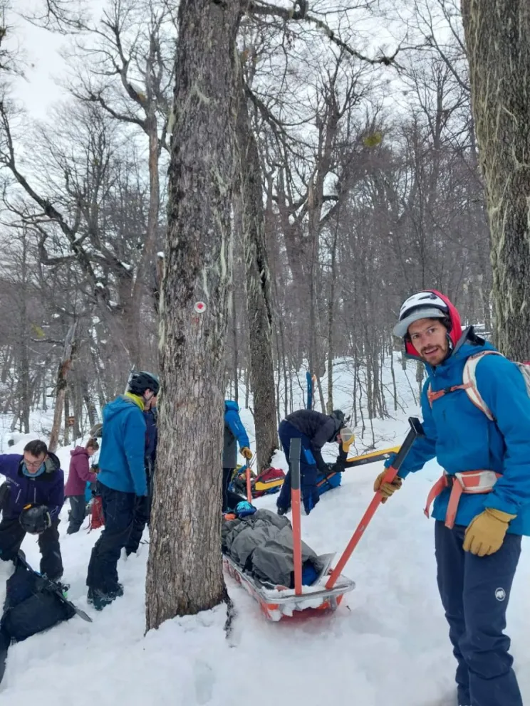 Luego de seis horas, rescataron a una turista noruega que tuvo un accidente en la montaña