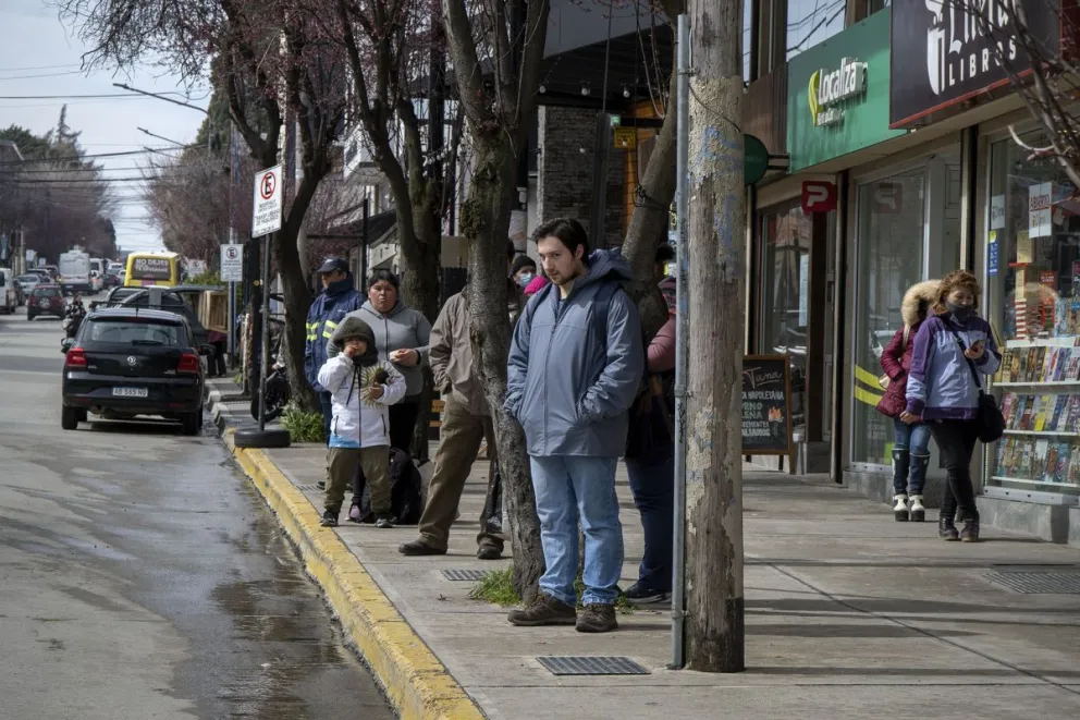 Se pagó un 38% adeudado de los salarios, pero continúa el paro de colectivos