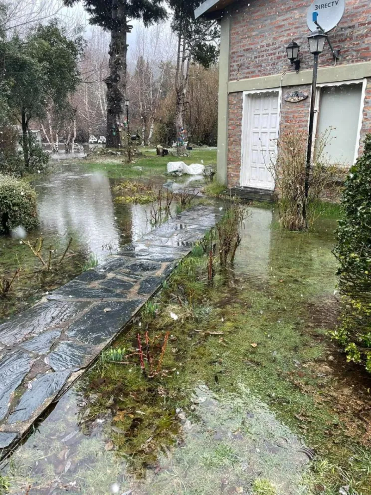 El desborde del arroyo Gutiérrez provocó la inundación de varias viviendas en Villa Los Coihues
