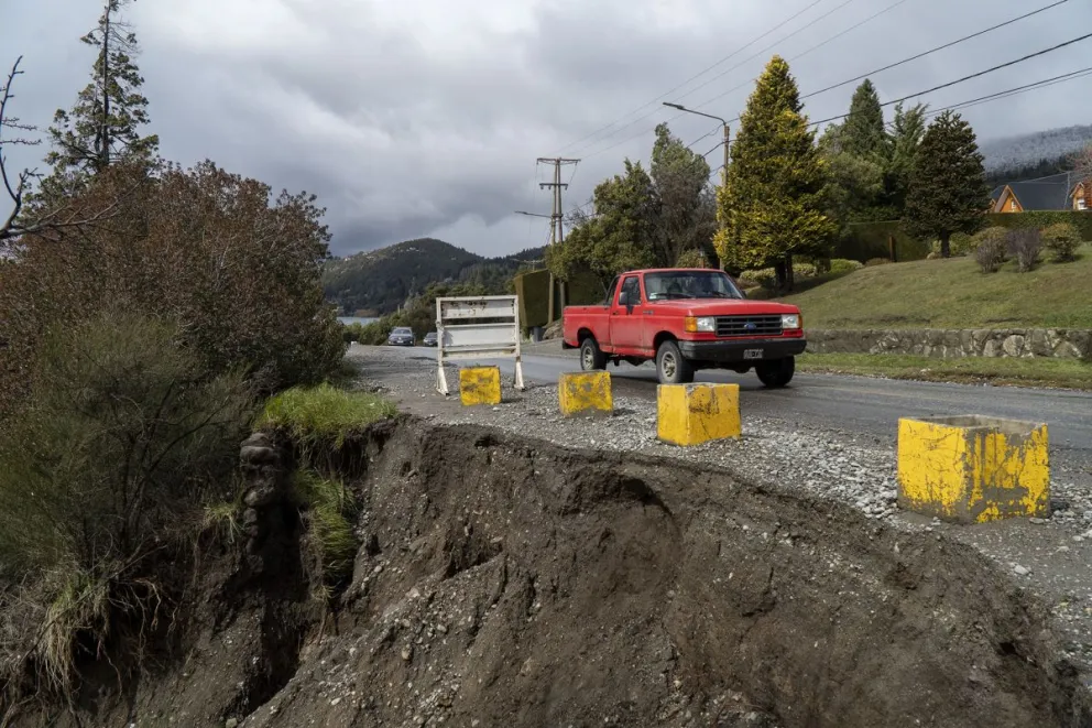 Derrumbe de banquina en avenida Bustillo