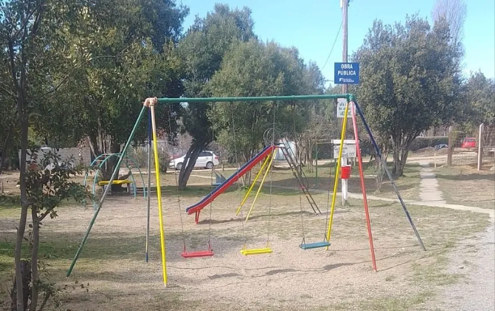 Realizan mejoras en la plaza Exequiel Bustillo