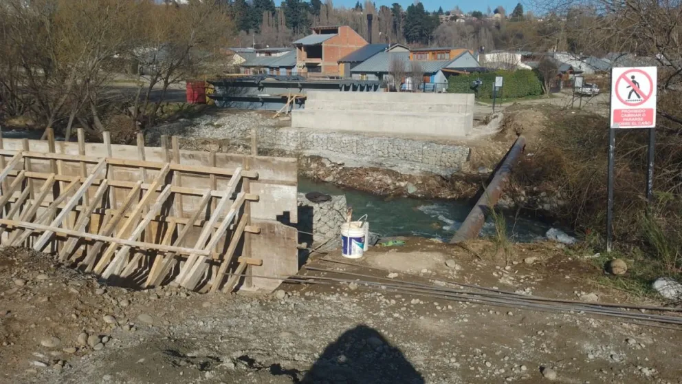 Avanzan las obras del nuevo puente sobre el Ñireco 