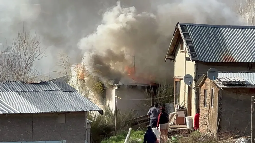 Voraz incendio de una vivienda en el barrio Arrayanes