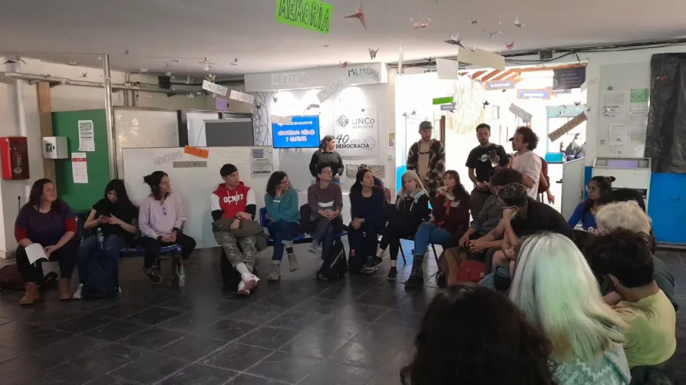 Docentes promueven el diálogo sobre democracia y derechos fundamentales