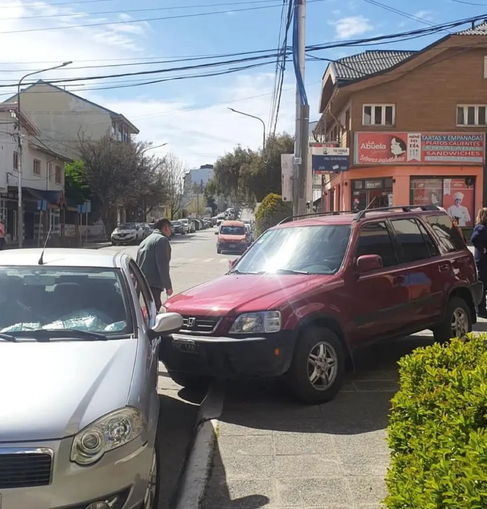  Insólito choque en el centro: uno de los vehículos circulaba sin conductor
