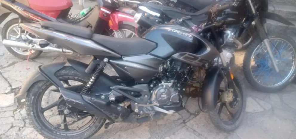 Circulaban en una moto robada que fue secuestrada por la Policía