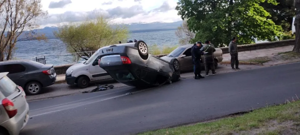 Un auto volcó en la avenida 12 de Octubre