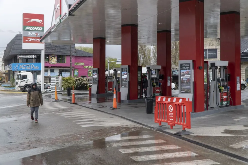 Largas filas en las estaciones de servicio por desabastecimiento de combustible