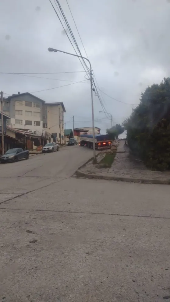 Un camión con acoplado quiso subir por donde no debía y quedó cruzado