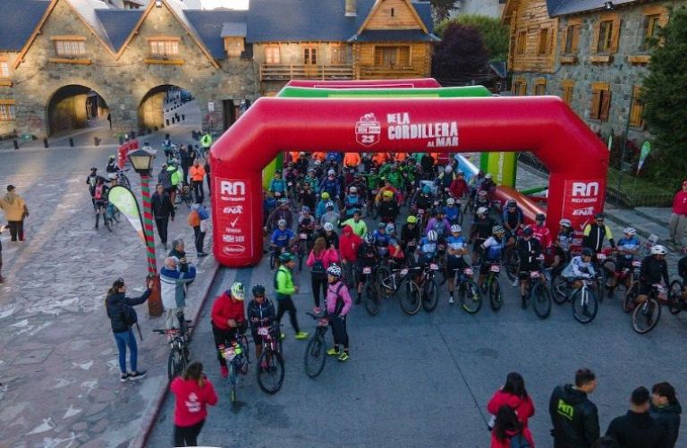 De Bariloche a Las Grutas: La ruta 23 se convierte en un desafío para ciclistas