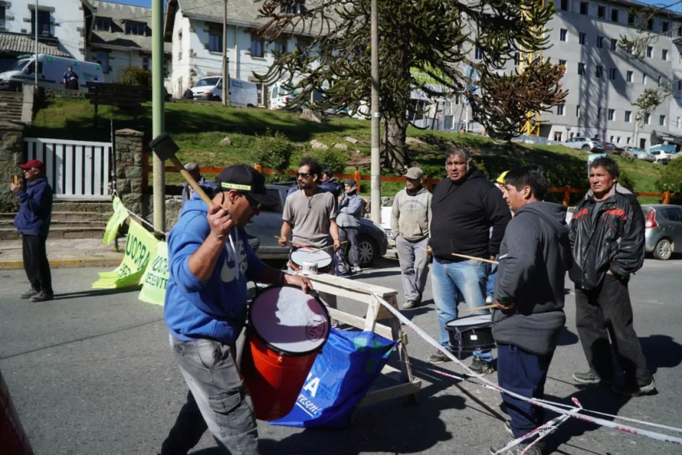 Los trabajadores de las obras del nuevo hospital y la terminal de ómnibus vuelven al paro