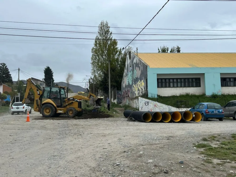 La colocación de caños pluviales en el barrio Las Quintas comienza a hacerse realidad
