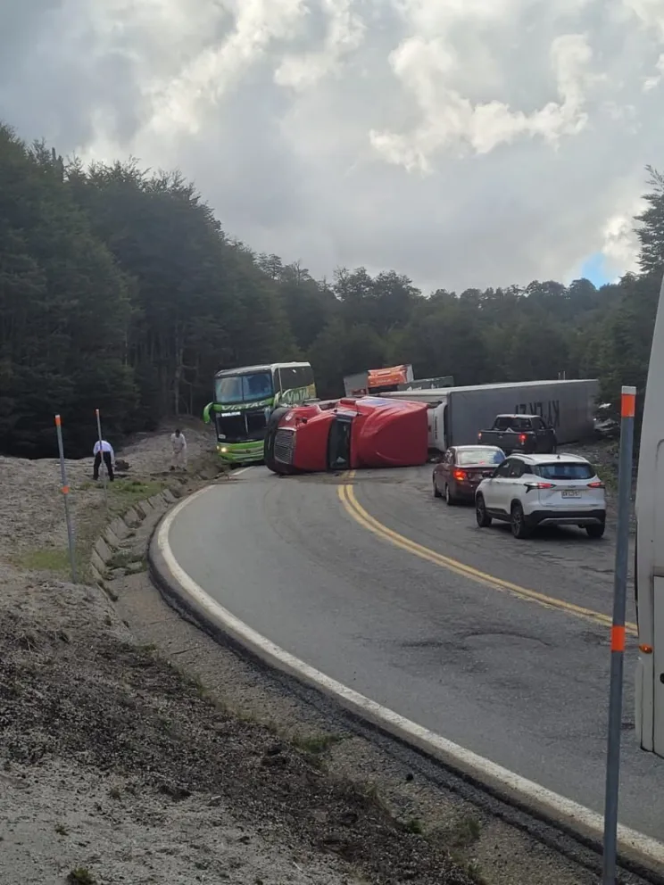 Cerraron el paso al Cardenal Samoré por el vuelco de un camión