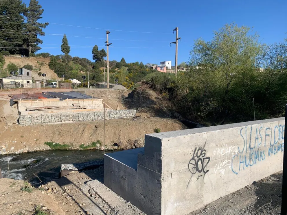 La obra del nuevo puente del arroyo Ñireco está llegando a su final