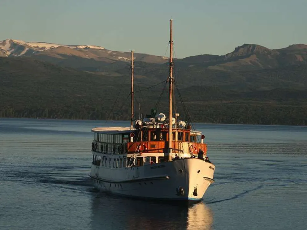 La Modesta Victoria cumplió 85 años recorriendo las aguas del Nahuel Huapi