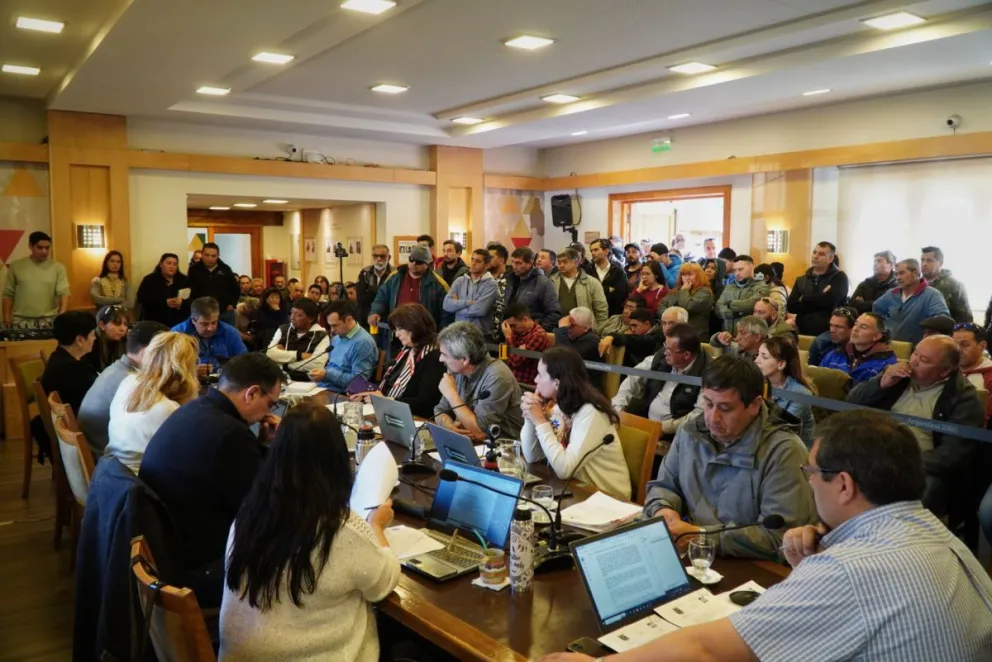 Taxistas y remiseros coparon el Concejo para reclamar contra las aplicaciones de traslado