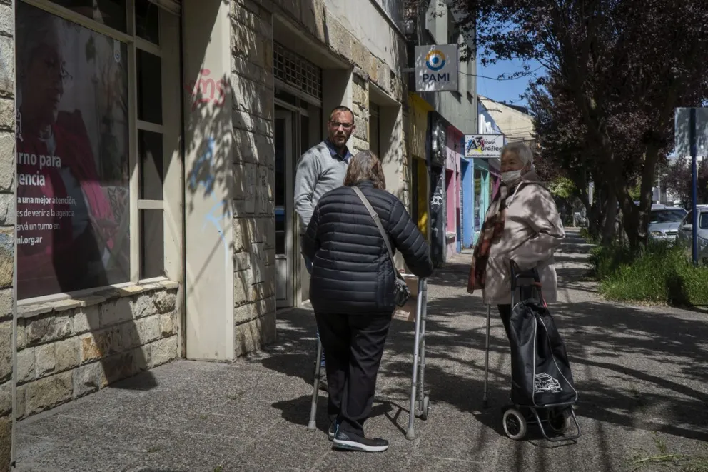 Las dificultades que atraviesan los adultos mayores a la hora de hacer trámites  