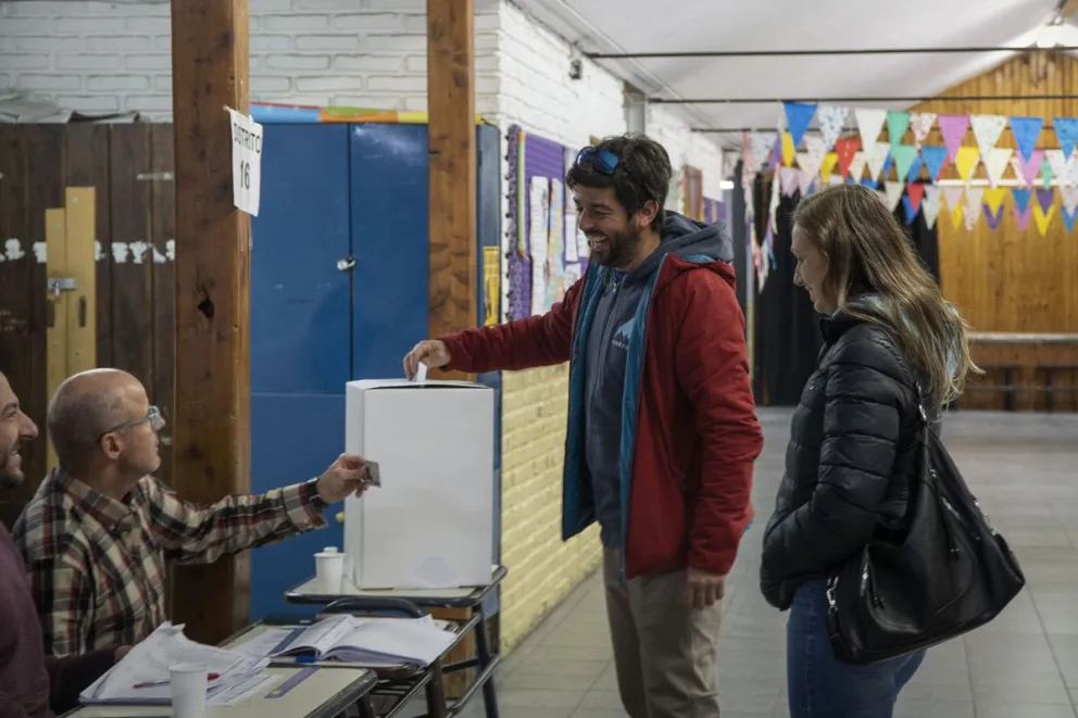 Este sábado se renuevan 133 autoridades de la Cooperativa de Electricidad Bariloche. Foto: Archivo, Marcelo Martínez.